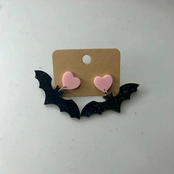 Adorable Spooky Bats Black Pink Halloween Lightweight Post Dangly Earrings NEW - Picture 3 of 3